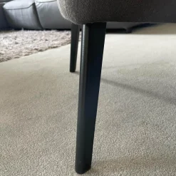 Sessel CK280.15 Lilou Stoff Casanova 026 Darktaupe Fuß Schwarz Gepulvert