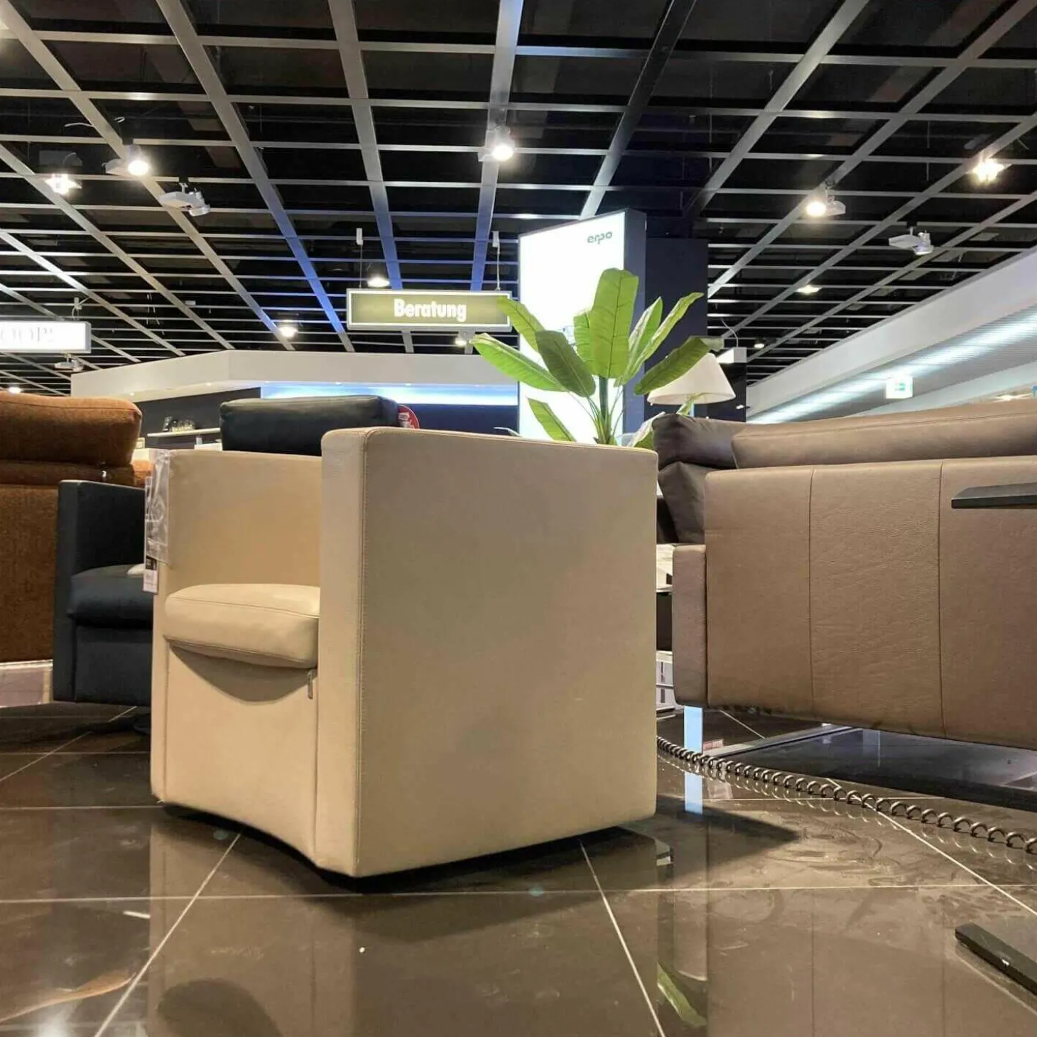 Sessel Cl 142.15 Leder 43.400 Stone Drehteller mit Rückholfeder