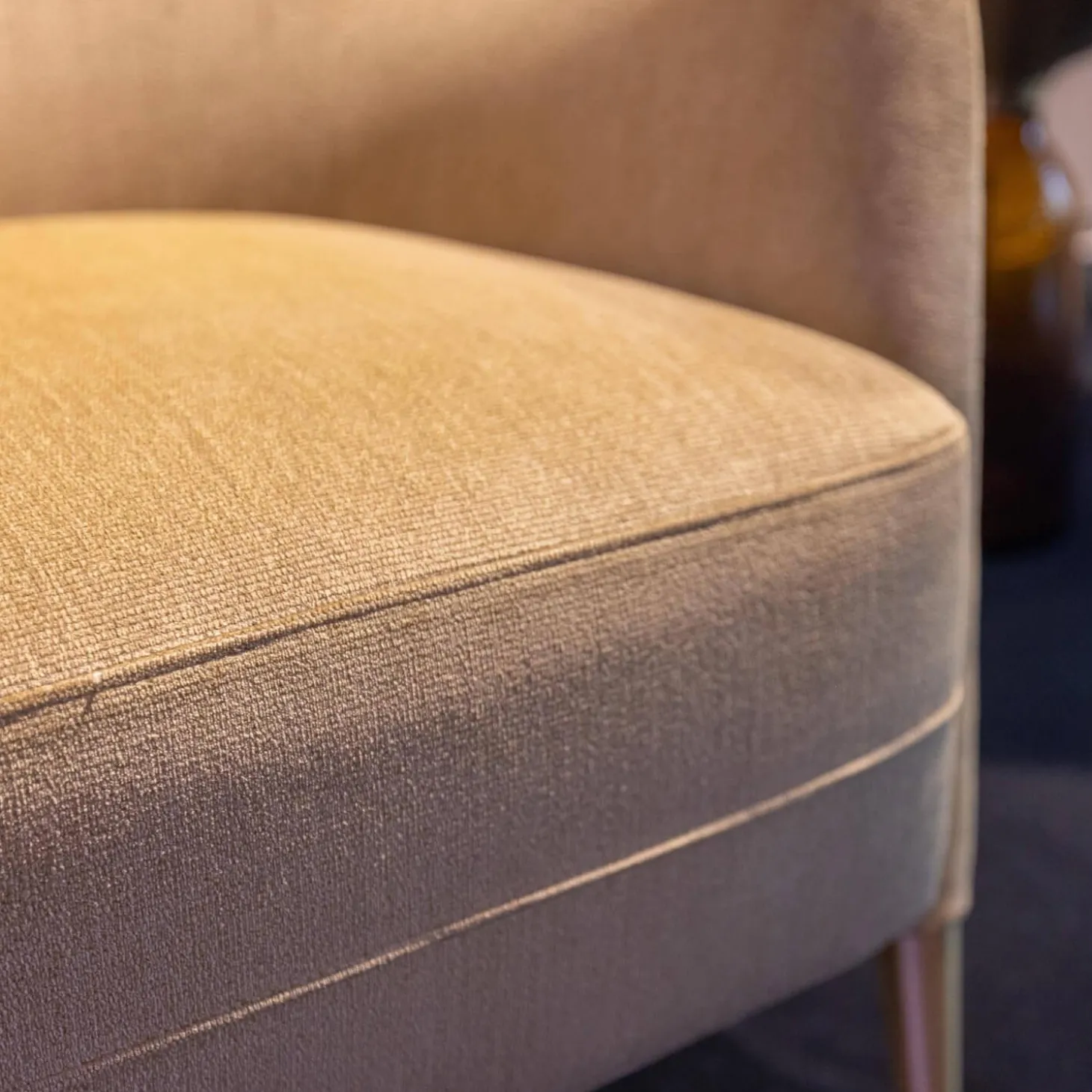 Sessel D.151.4 Bezug Stoff Kubrick K 1951 Beige Gestell Amerikanisches Nussbaumholz