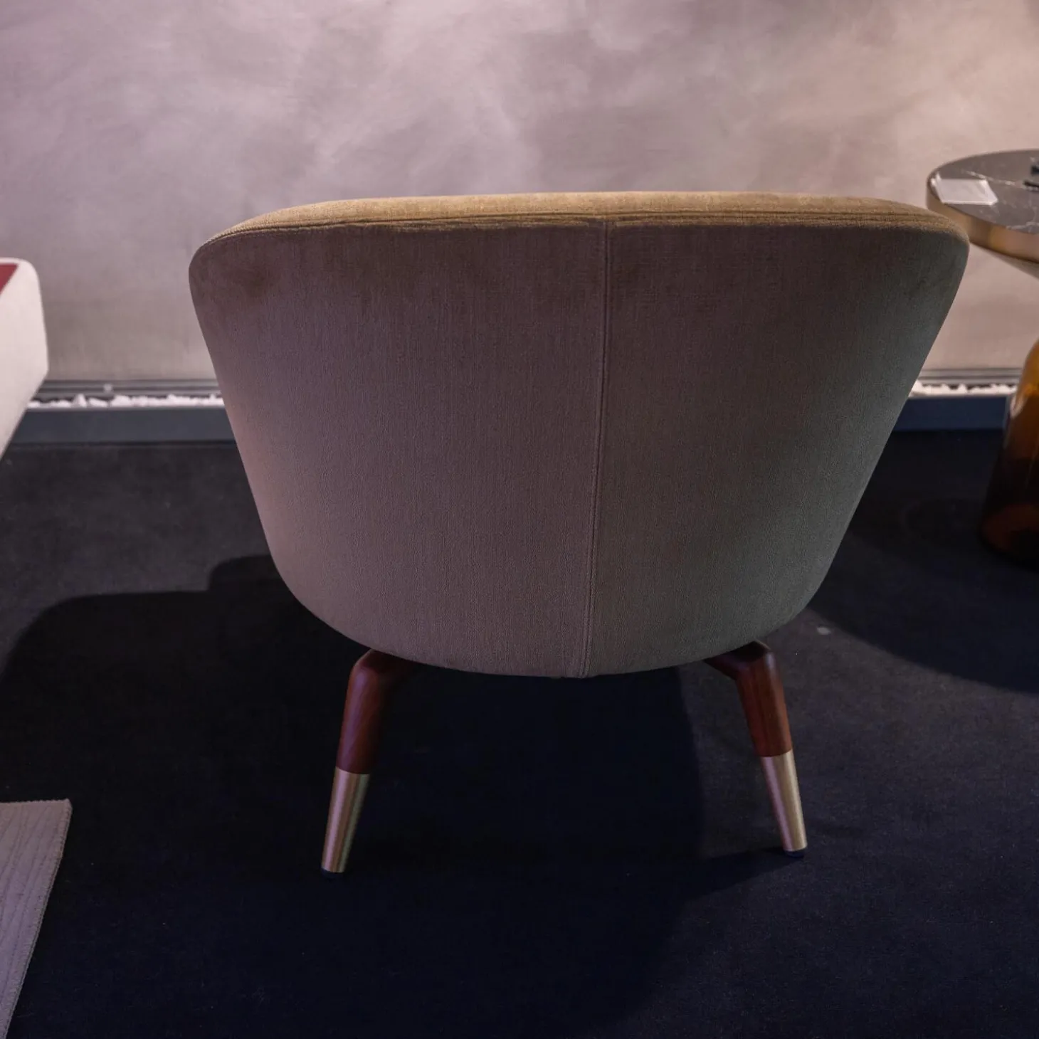 Sessel D.151.4 Bezug Stoff Kubrick K 1951 Beige Gestell Amerikanisches Nussbaumholz