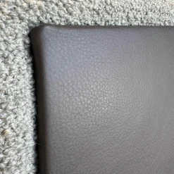 Sessel Daron Bezug Korpus Leder Normandie Torf Braun Kissen Stoff Queen 1775-232 Grau Gestell Bronze Matt mit Hocker