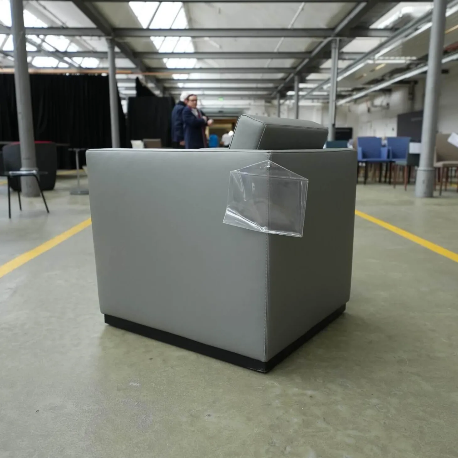 Sessel Elton 407 Bezug Leder Congress 1440 Marram Mit Sockel Und Rollen