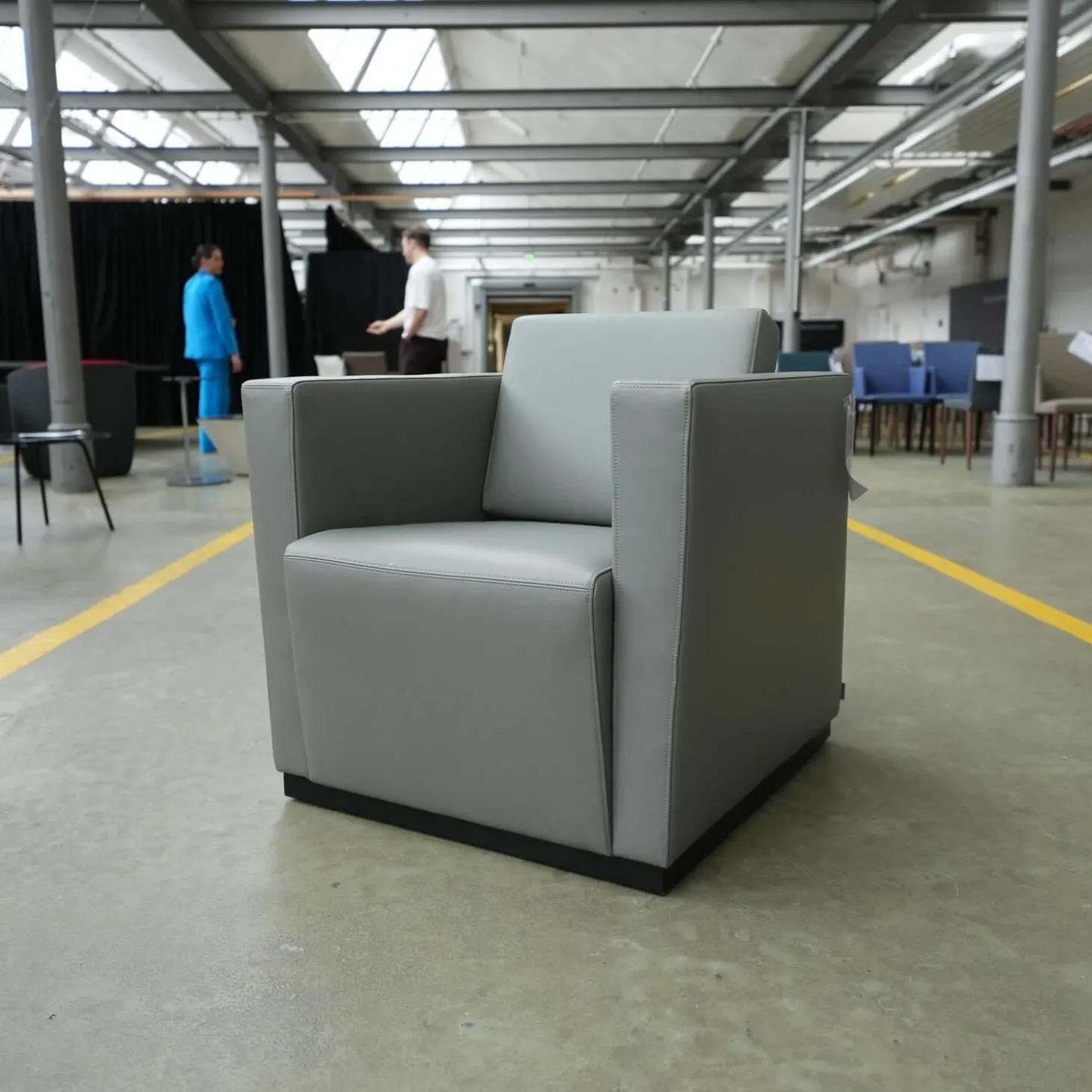 Sessel Elton 407 Bezug Leder Congress 1440 Marram Mit Sockel Und Rollen