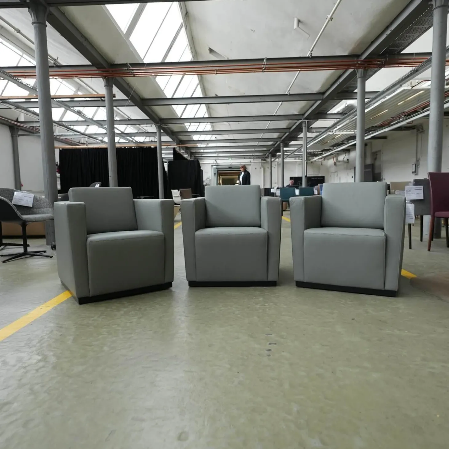 Sessel Elton 407 Bezug Leder Congress 1440 Marram Mit Sockel Und Rollen