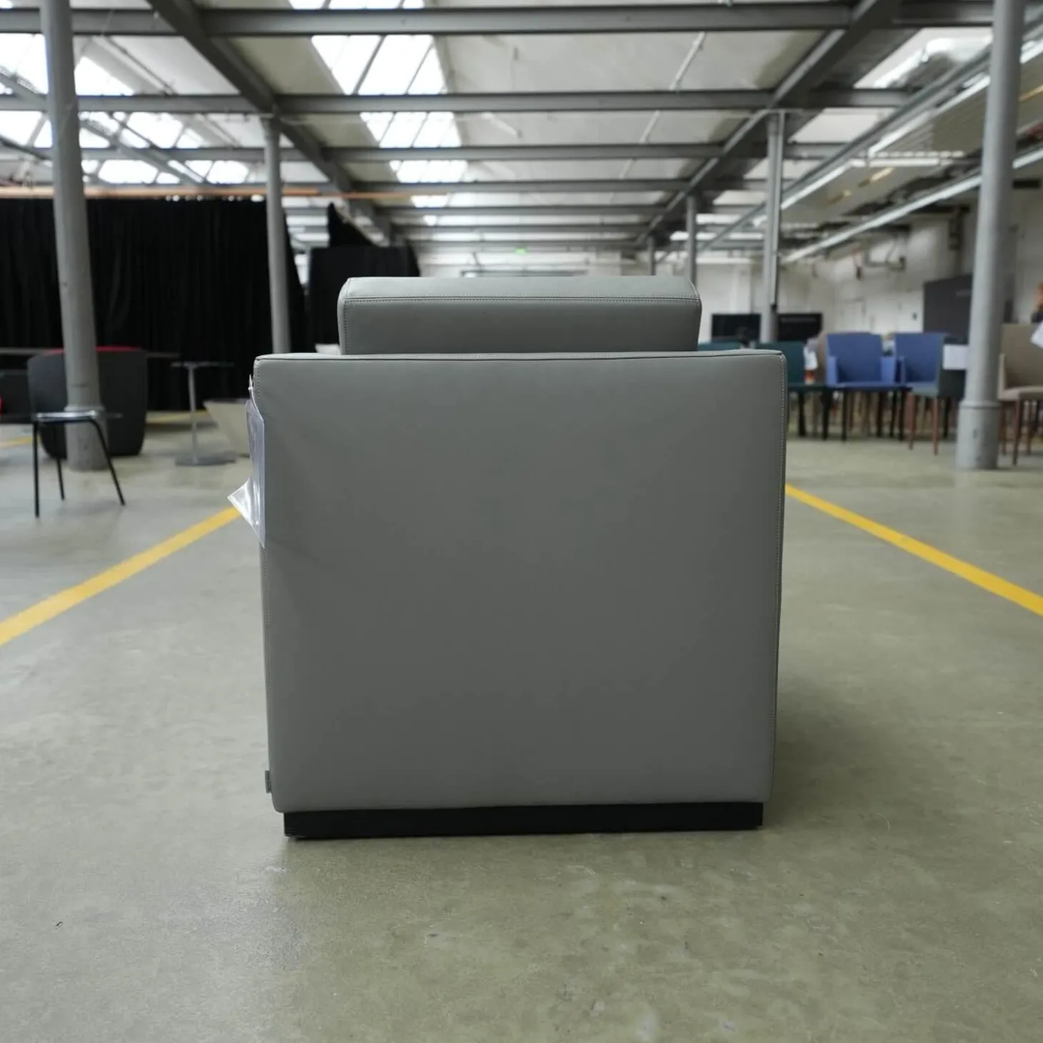 Sessel Elton 407 Bezug Leder Congress 1440 Marram Mit Sockel Und Rollen