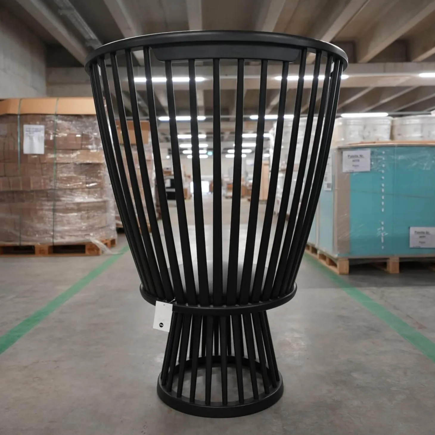 Sessel Fan Chair Indigo Bezug Leder Ash Schwarz Gestell Holz Schwarz