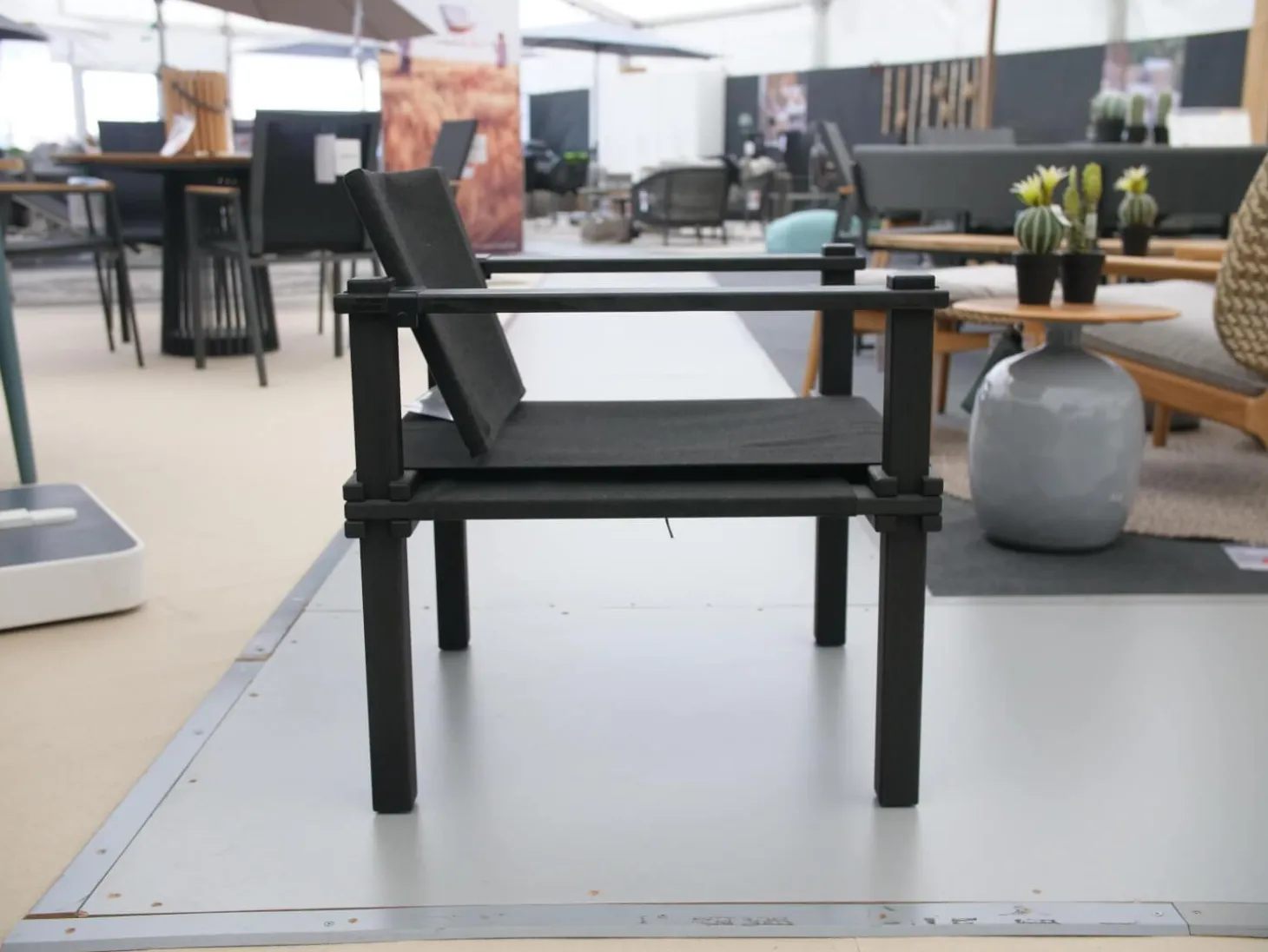 Sessel Farmer Stoff 5094 Schwarz Gestell Esche Schwarz Geölt