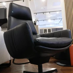 Sessel Faye Casual Lounge Leder Sauvage 8105 Schwarz Gestell Metall Schwarz M02 Mit Kunststoffgleitern Inklusive Hocker