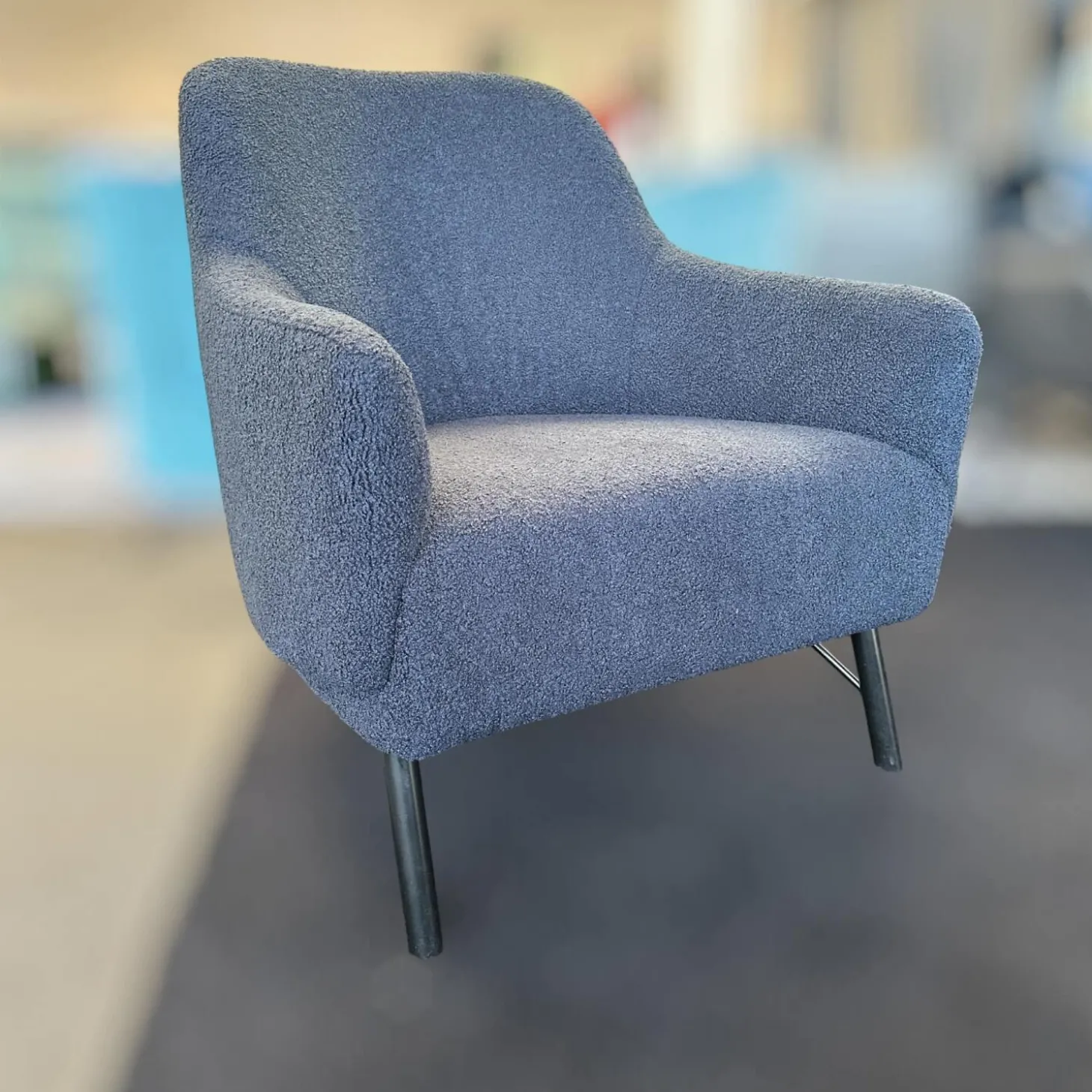 Sessel Flow Bezug Chivasso Dunkelblau Füße Esche