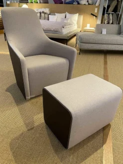 Sessel Foster 520-10C Stoff Flanell Grau Rücken Saddle Leder Coffee mit Hocker