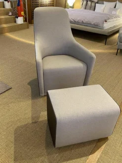 Sessel Foster 520-10C Stoff Flanell Grau Rücken Saddle Leder Coffee mit Hocker