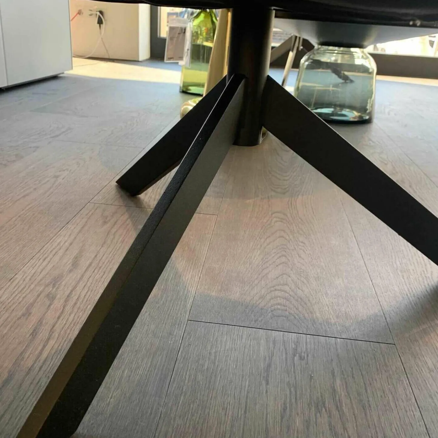 Sessel Grace Drehbar Stoff Cat.J Villa D'este 02 Grau Gestell Dunkelbraun