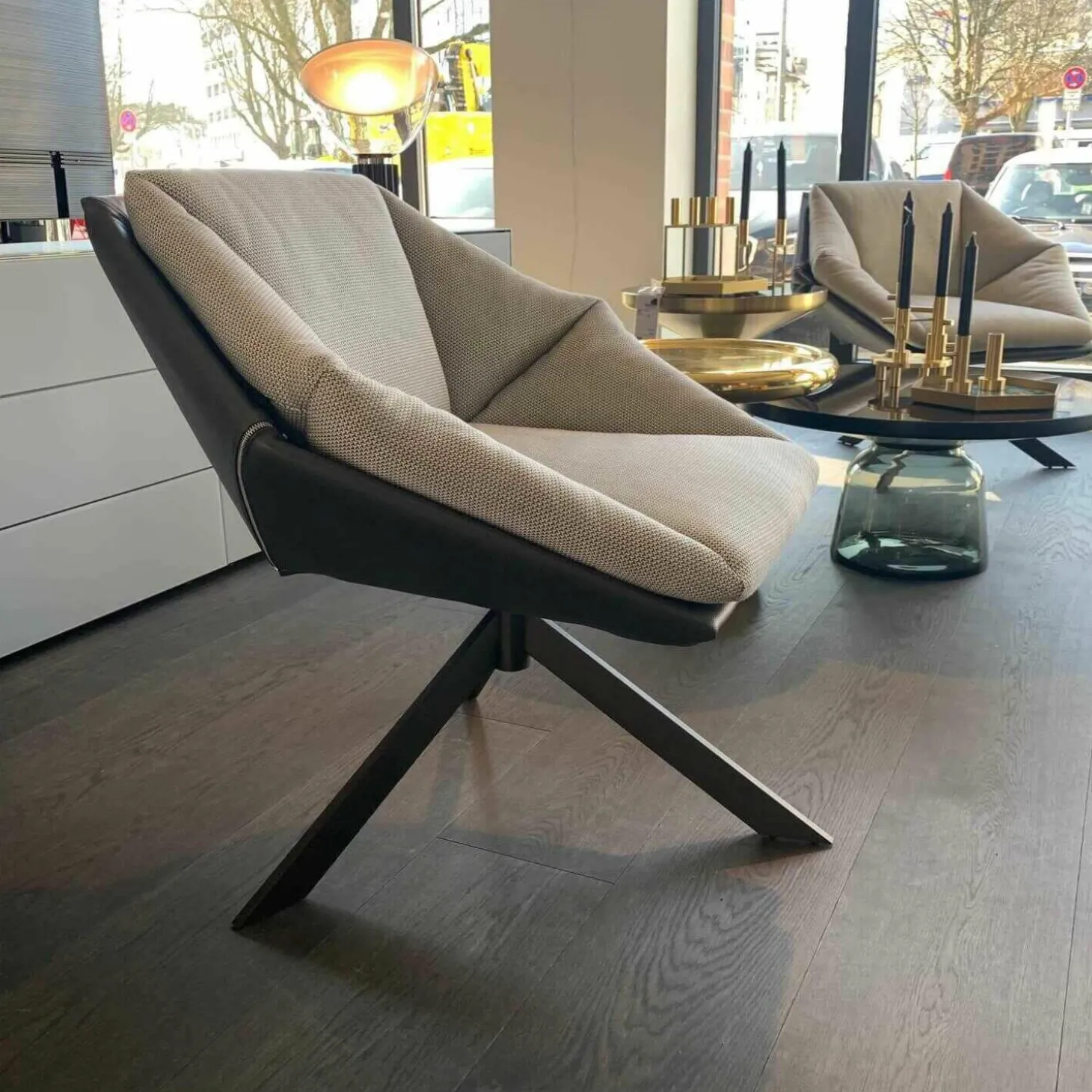 Sessel Grace Drehbar Stoff Cat.J Villa D'este 02 Grau Gestell Dunkelbraun