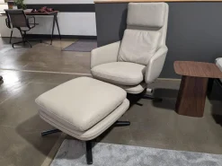 Sessel Grand Relax Leder Premium F Sand Beige Gestell Schwarz mit Ottoman