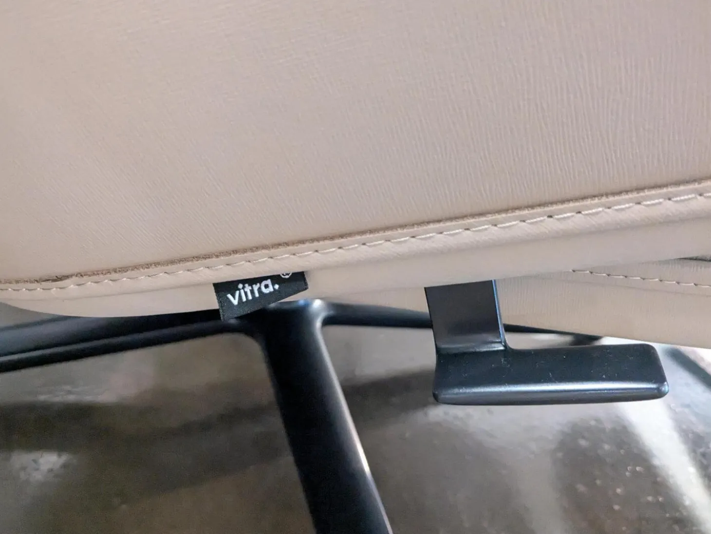 Sessel Grand Relax Leder Premium F Sand Beige Gestell Schwarz mit Ottoman