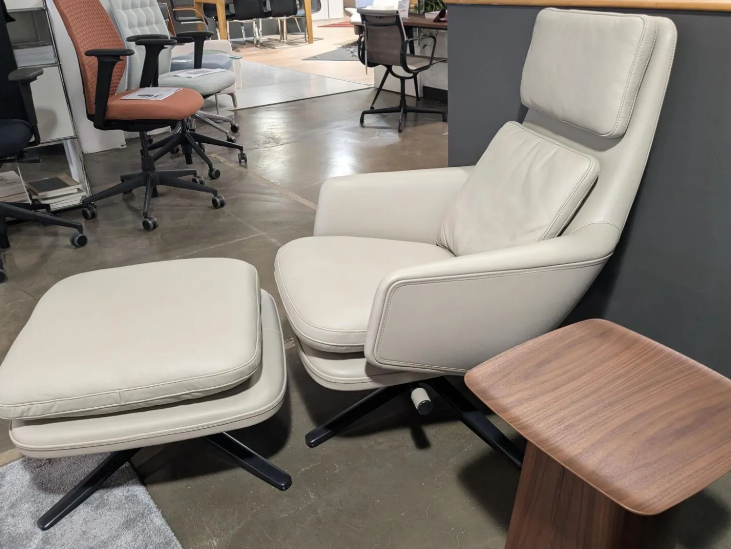 Sessel Grand Relax Leder Premium F Sand Beige Gestell Schwarz mit Ottoman