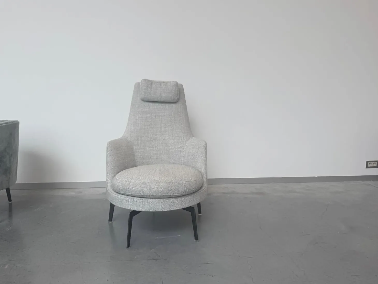 Sessel Guscioalto 015M41 Soft Stoff Top Topazio 990 Grau Gestell Metall Brüniert Inklusive Kissen