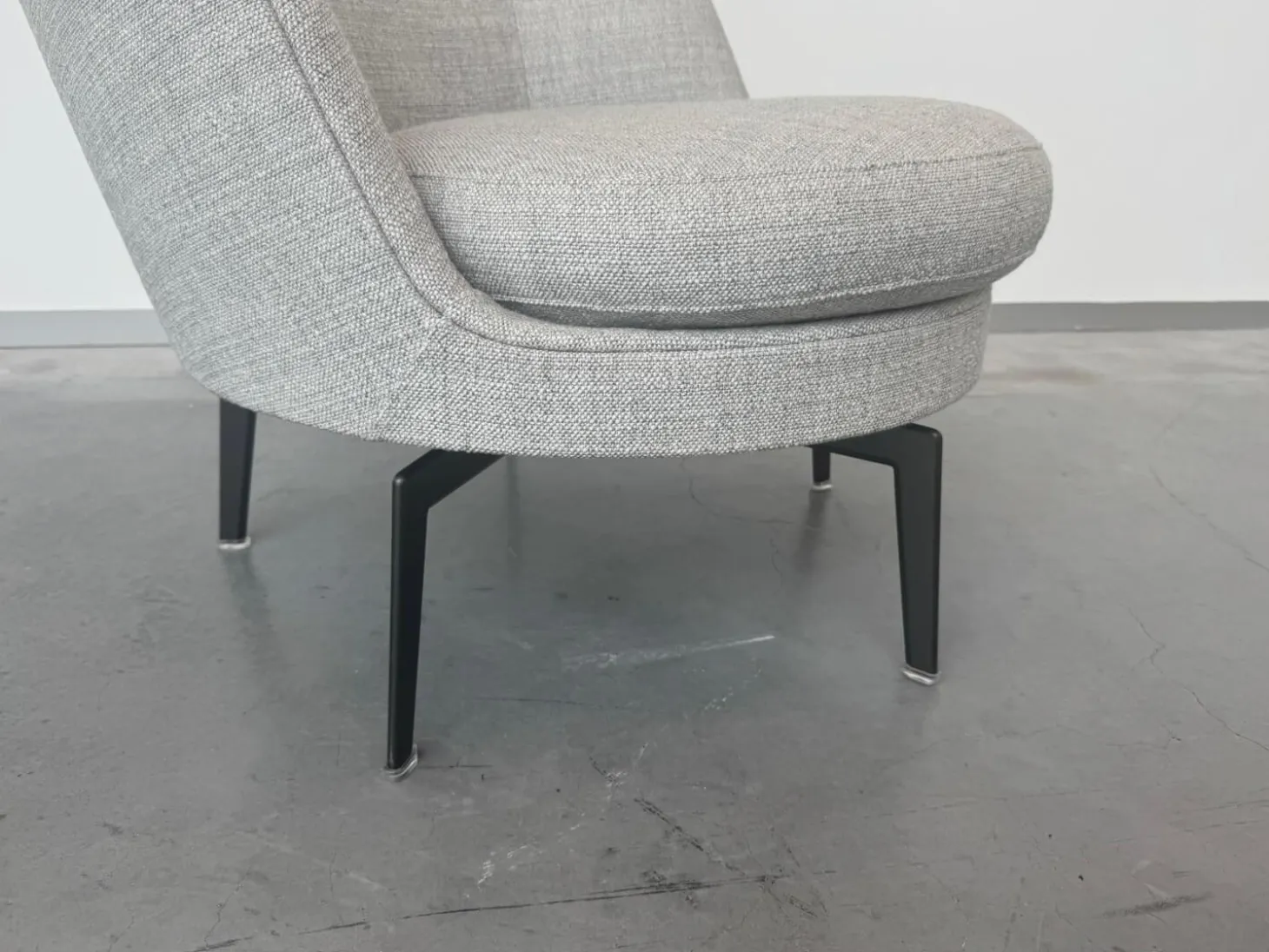 Sessel Guscioalto 015M41 Soft Stoff Top Topazio 990 Grau Gestell Metall Brüniert Inklusive Kissen