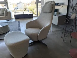 Sessel Harbor Laidback Stoff Lodi Salbeigrün Gestell Bronze mit Hocker