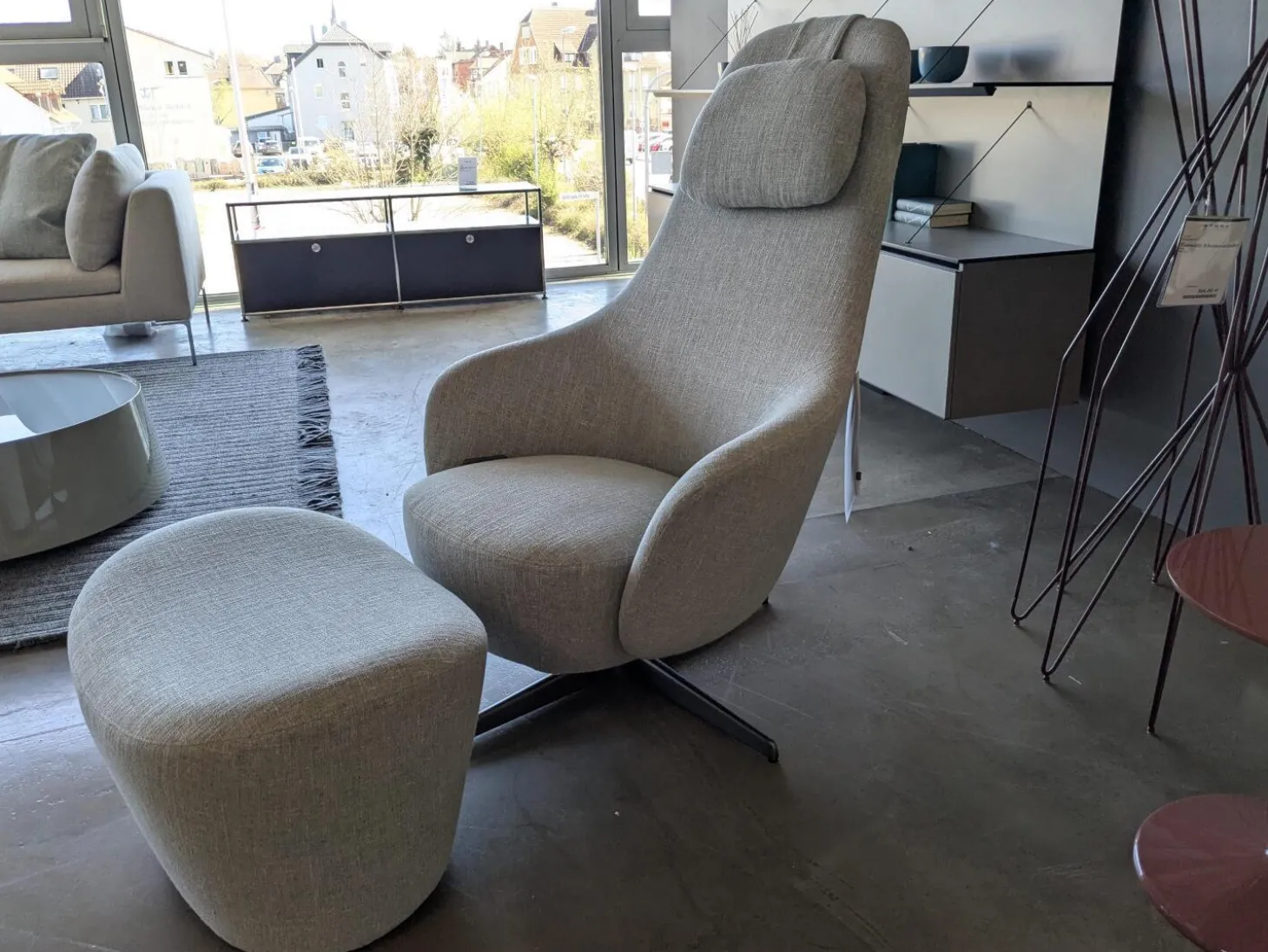 Sessel Harbor Laidback Stoff Lodi Salbeigrün Gestell Bronze mit Hocker