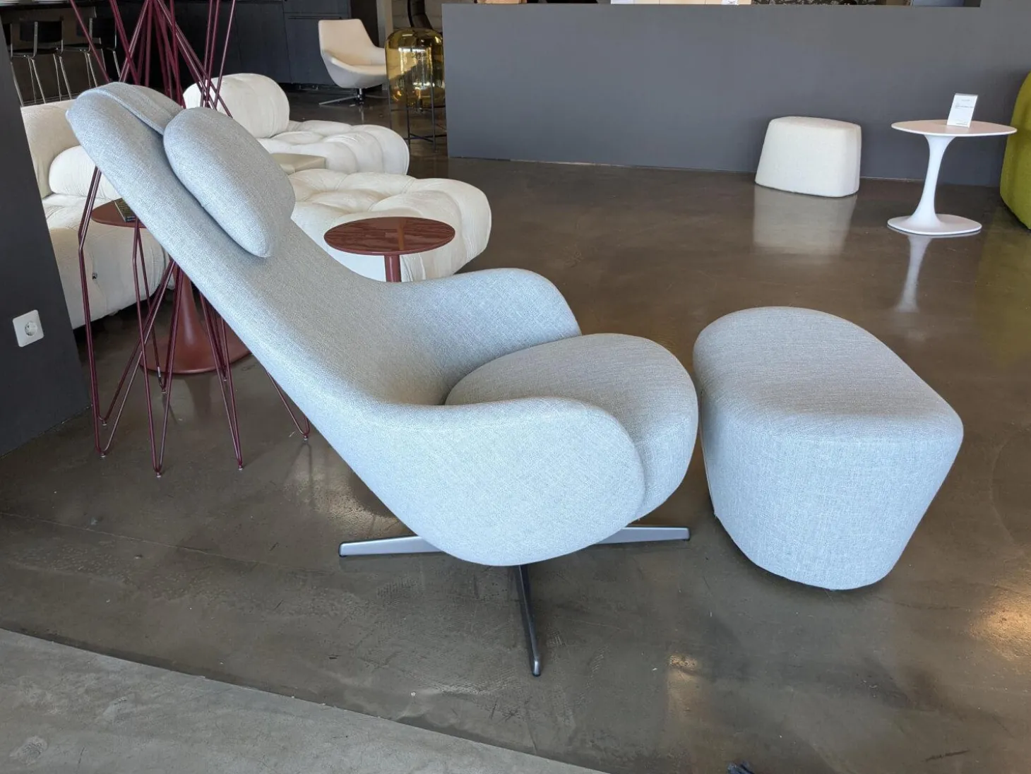 Sessel Harbor Laidback Stoff Lodi Salbeigrün Gestell Bronze mit Hocker