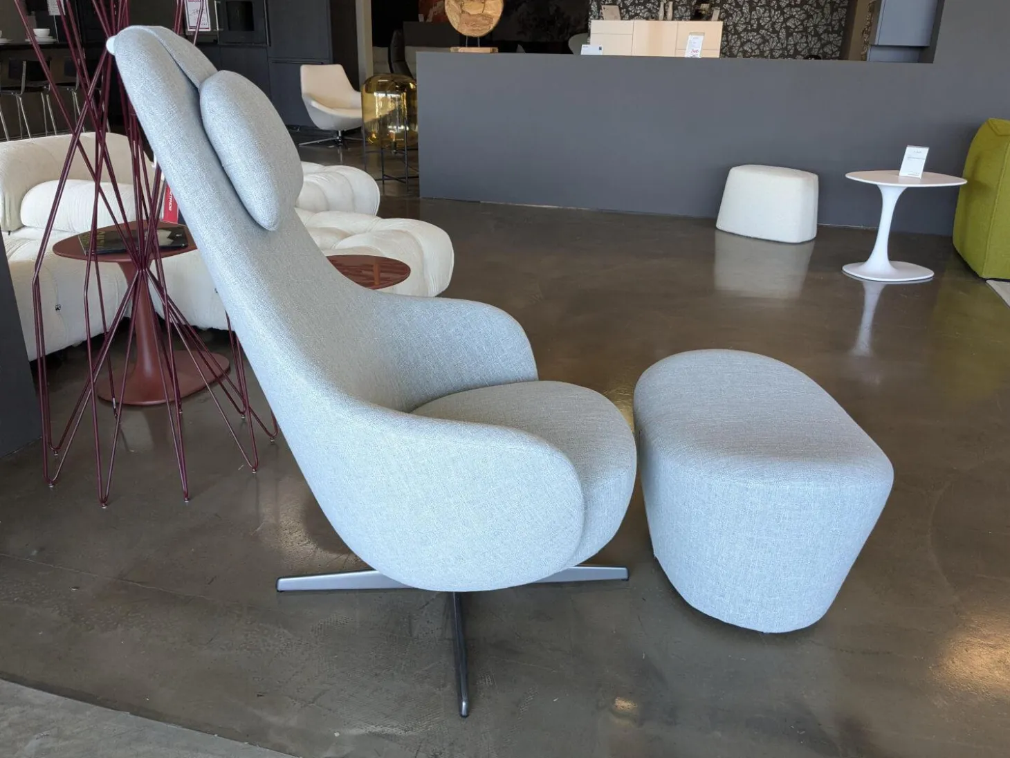 Sessel Harbor Laidback Stoff Lodi Salbeigrün Gestell Bronze mit Hocker