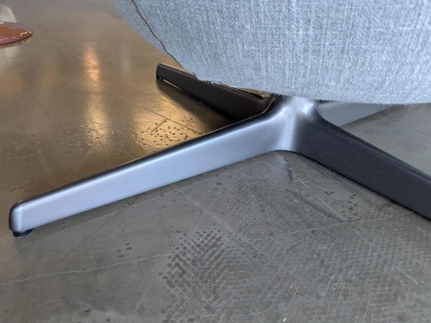 Sessel Harbor Laidback Stoff Lodi Salbeigrün Gestell Bronze mit Hocker