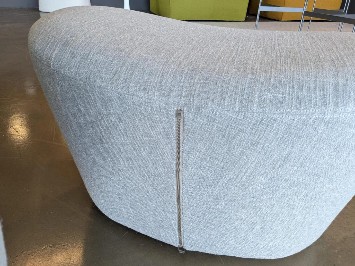 Sessel Harbor Laidback Stoff Lodi Salbeigrün Gestell Bronze mit Hocker