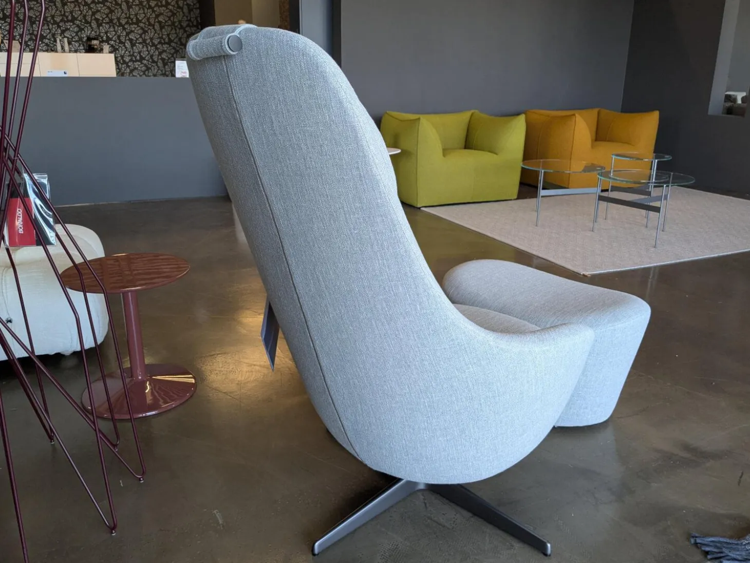 Sessel Harbor Laidback Stoff Lodi Salbeigrün Gestell Bronze mit Hocker