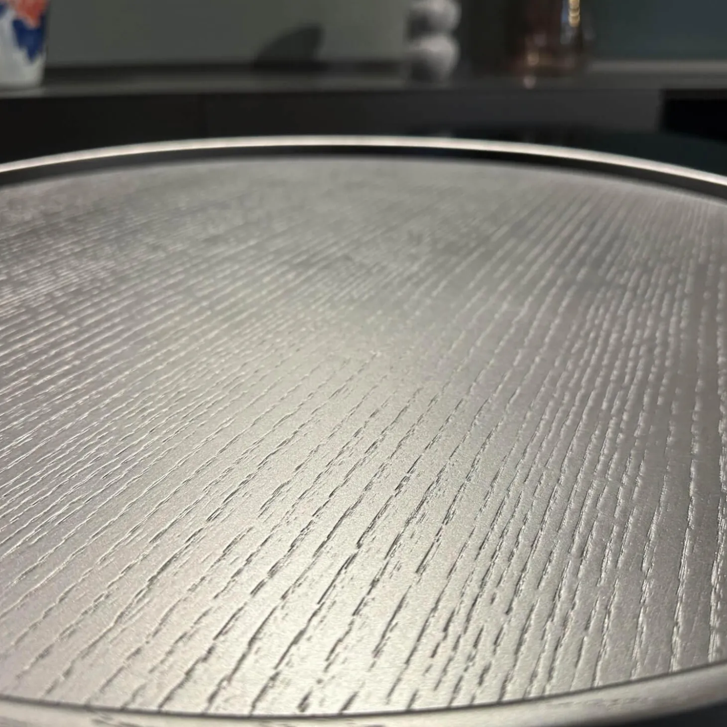 Sessel Harbor Stoff Veilchen Violett Drehgestell Grau Metallisiert Mit Tablett Eiche Schwarz Gebürstet Kopfkissen Und Hocker