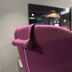 Sessel Harbor Stoff Veilchen Violett Drehgestell Grau Metallisiert Mit Tablett Eiche Schwarz Gebürstet Kopfkissen Und Hocker