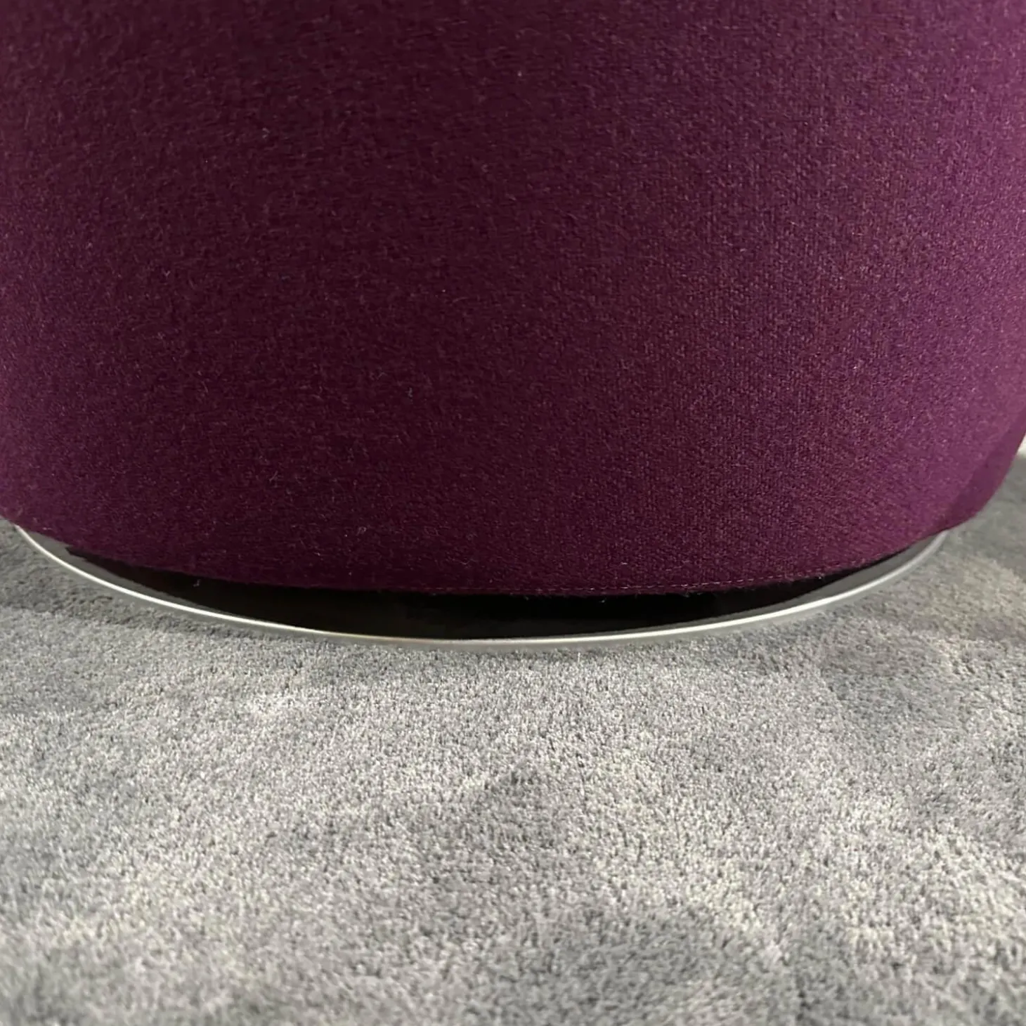 Sessel Harbor Stoff Veilchen Violett Drehgestell Grau Metallisiert Mit Tablett Eiche Schwarz Gebürstet Kopfkissen Und Hocker