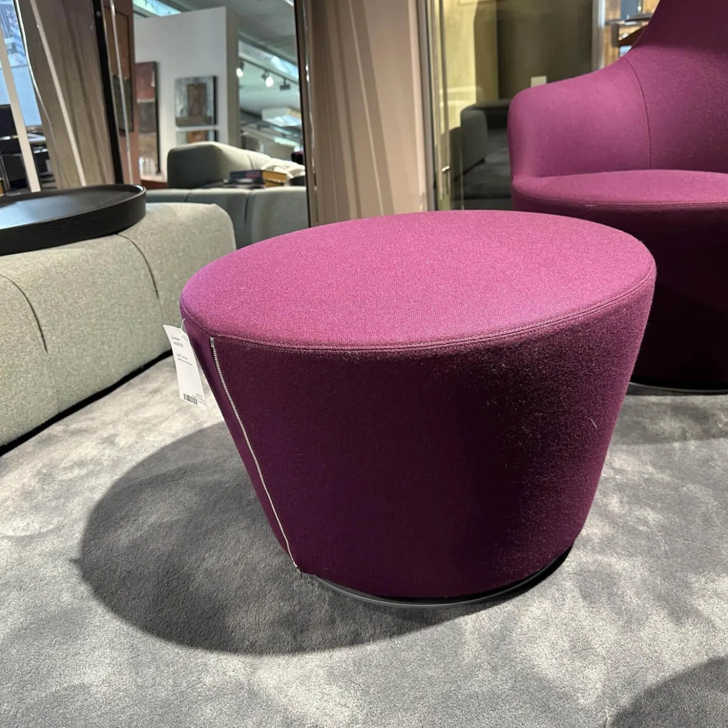 Sessel Harbor Stoff Veilchen Violett Drehgestell Grau Metallisiert Mit Tablett Eiche Schwarz Gebürstet Kopfkissen Und Hocker