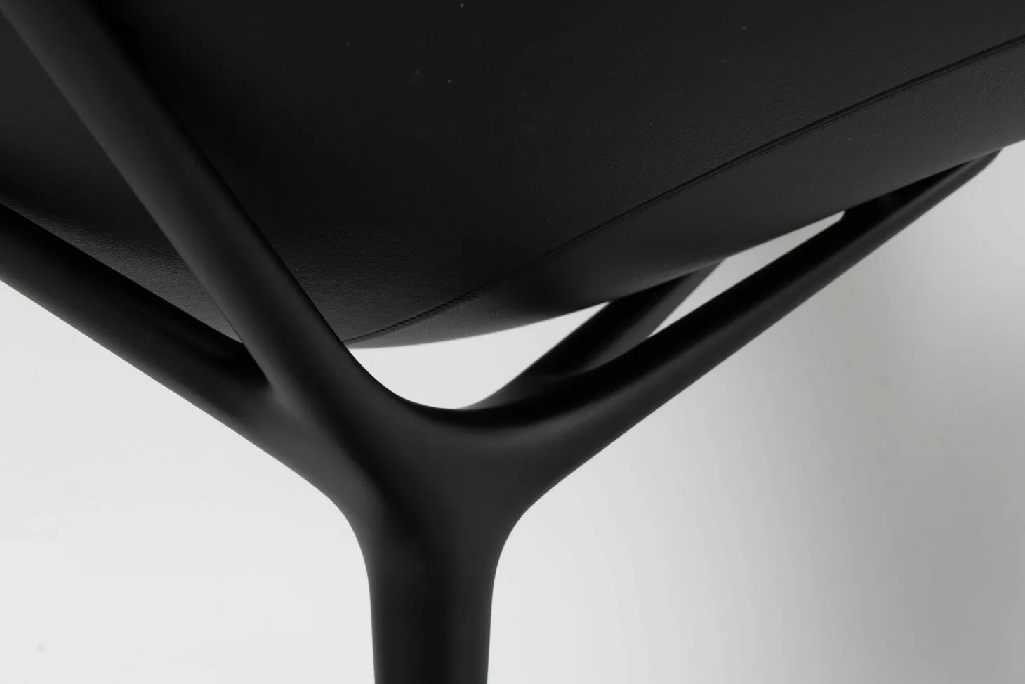 Sessel Healey Lounge Leder Congress Asphalt 252 Cat. 55 Grau Fußkreuz Schwarz mit Hocker