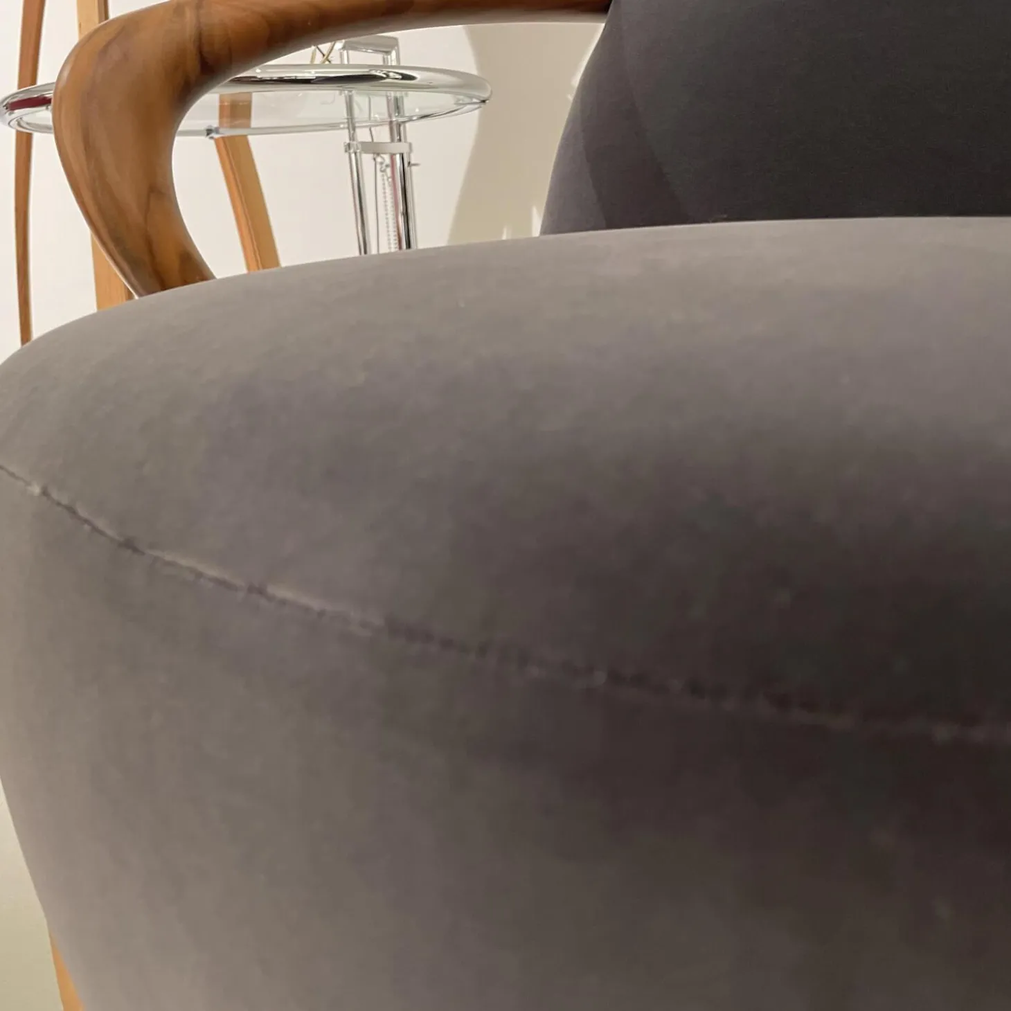 Sessel Hug Stoff Adamo&Eva 107 Antracite Gestell Nussbaumholz Dunkel Gebeizt