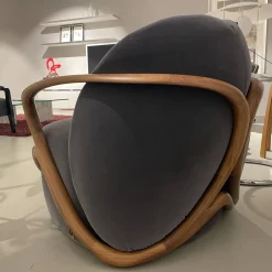 Sessel Hug Stoff Adamo&Eva 107 Antracite Gestell Nussbaumholz Dunkel Gebeizt