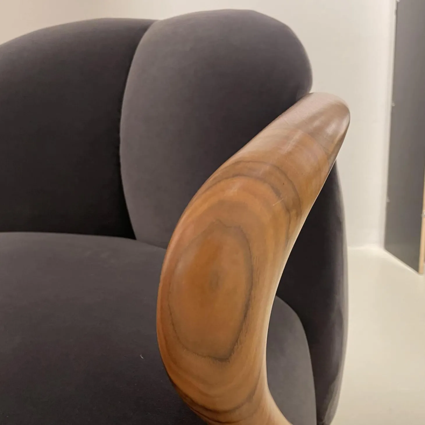 Sessel Hug Stoff Adamo&Eva 107 Antracite Gestell Nussbaumholz Dunkel Gebeizt