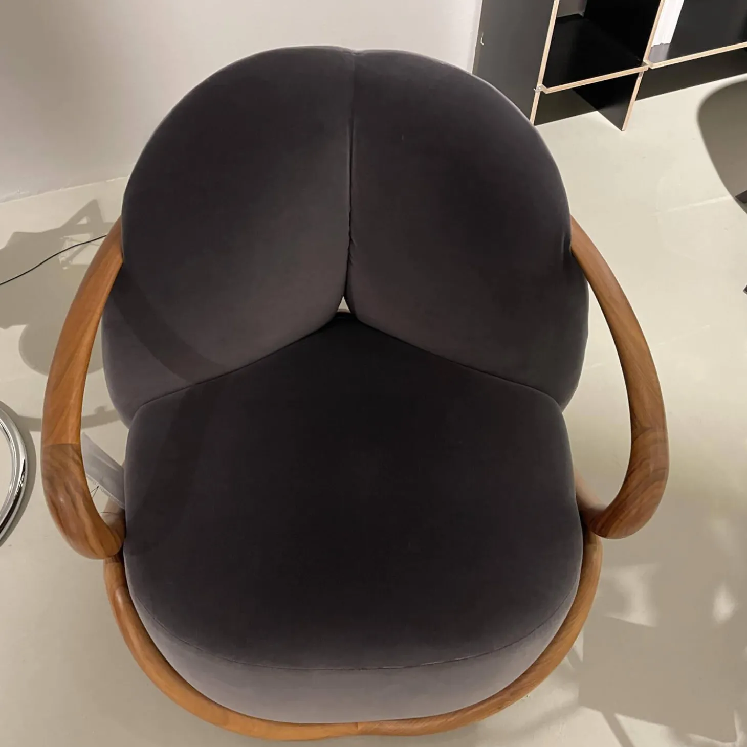 Sessel Hug Stoff Adamo&Eva 107 Antracite Gestell Nussbaumholz Dunkel Gebeizt