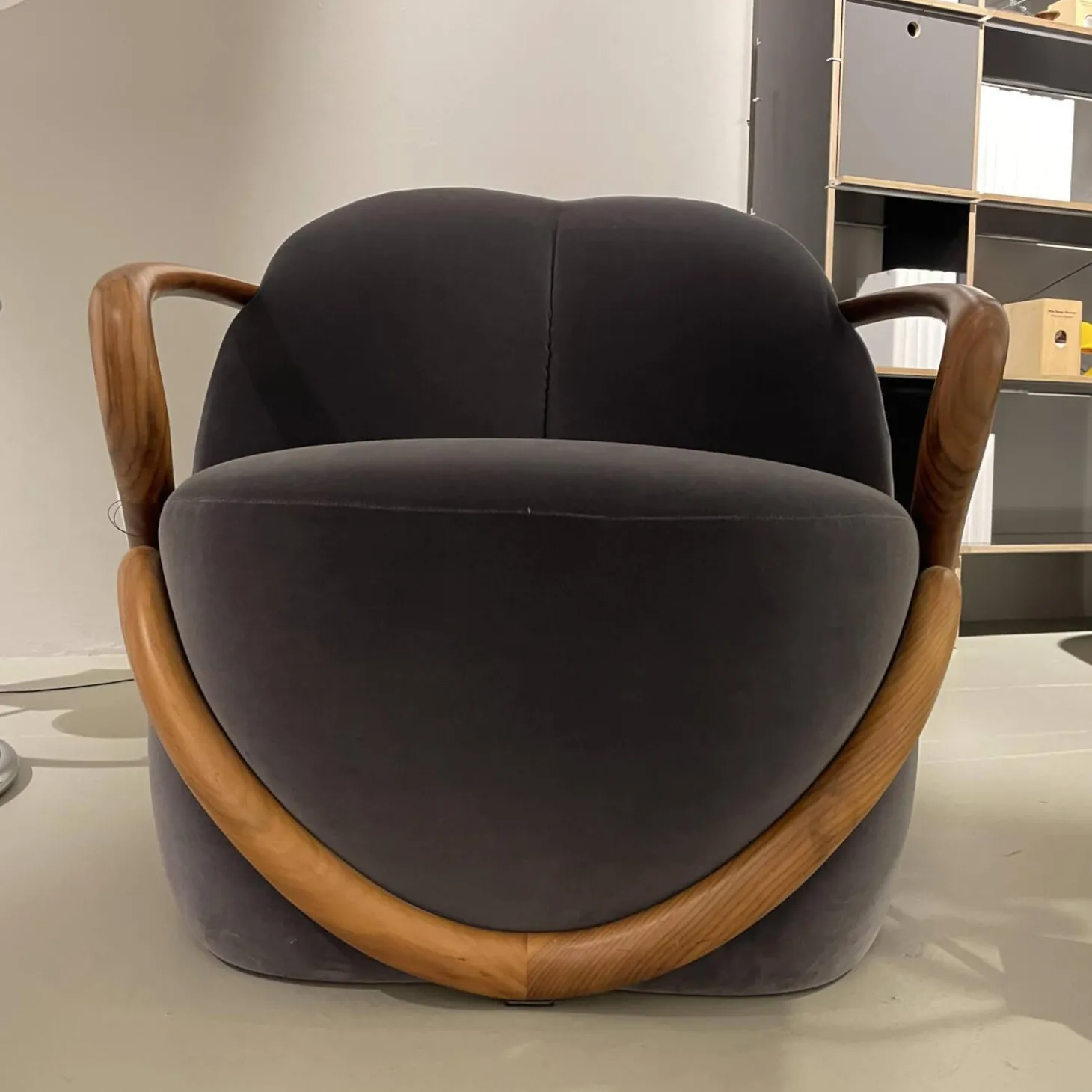 Sessel Hug Stoff Adamo&Eva 107 Antracite Gestell Nussbaumholz Dunkel Gebeizt