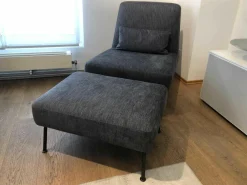 Sessel Humphrey Stoff C 762 Blau Grau Gestell Braun mit Hocker