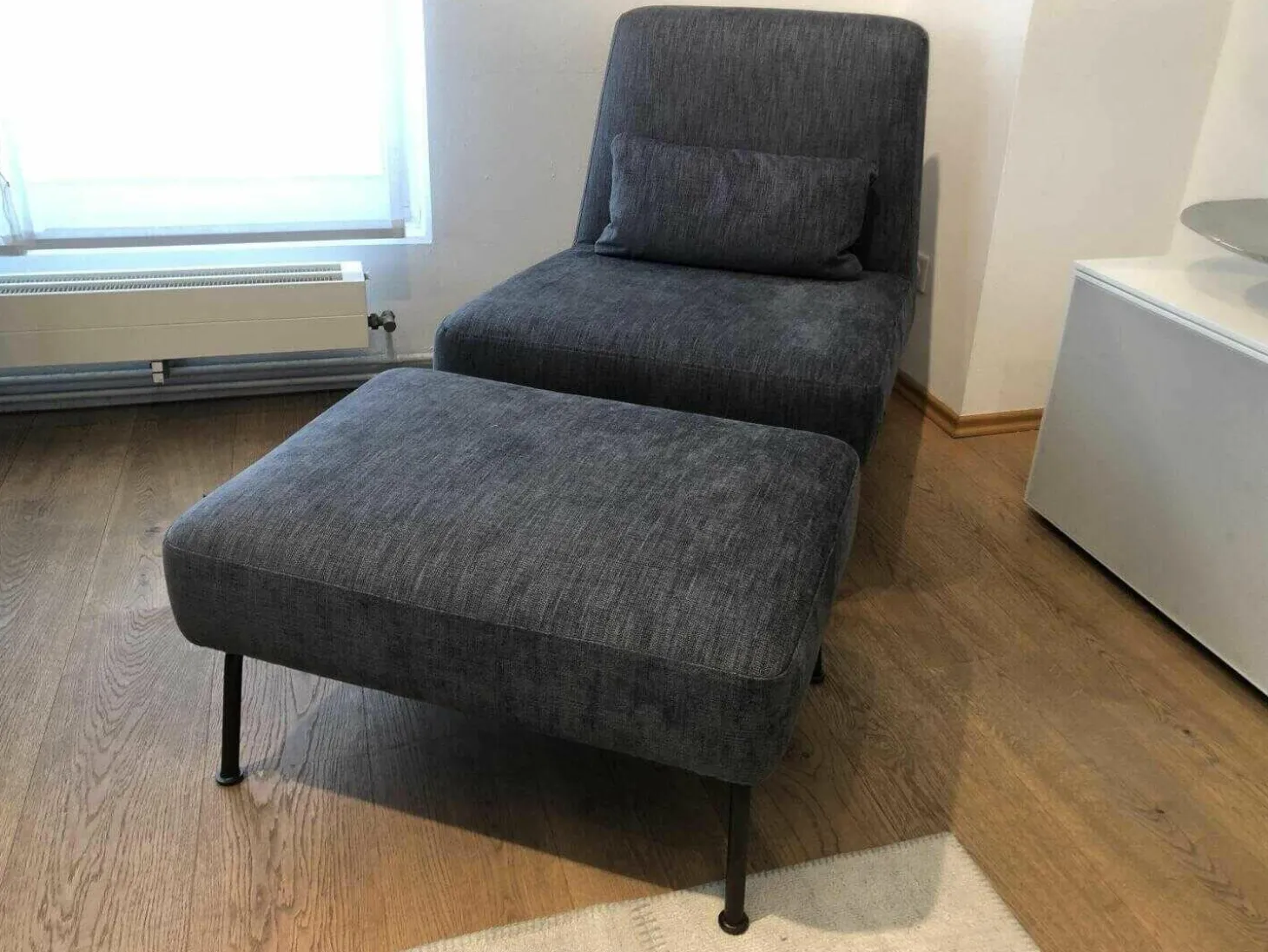 Sessel Humphrey Stoff C 762 Blau Grau Gestell Braun mit Hocker