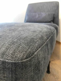 Sessel Humphrey Stoff C 762 Blau Grau Gestell Braun mit Hocker