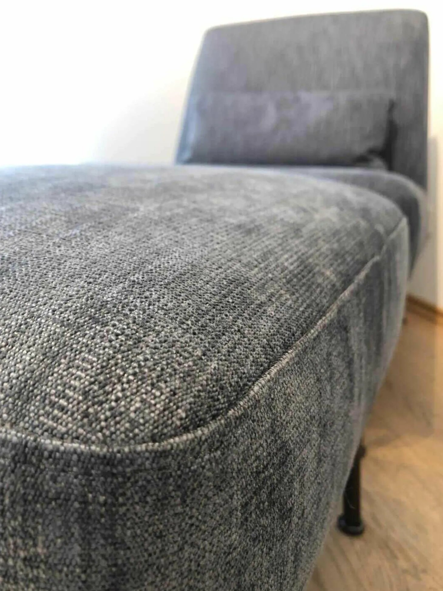 Sessel Humphrey Stoff C 762 Blau Grau Gestell Braun mit Hocker