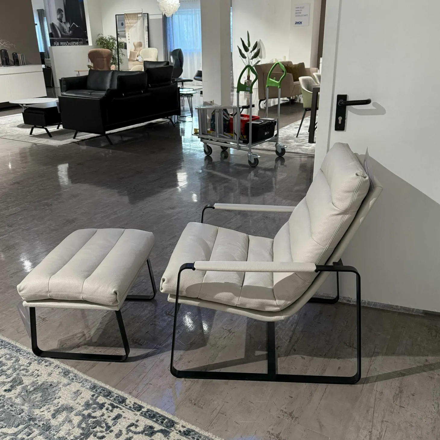 Sessel Indra Leder Senso 9050 Pampas Weiß Gestell Schwarz mit Hocker