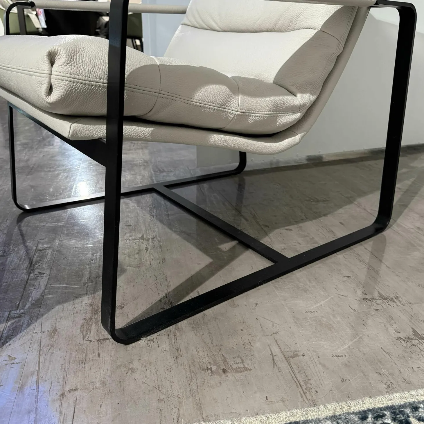 Sessel Indra Leder Senso 9050 Pampas Weiß Gestell Schwarz mit Hocker