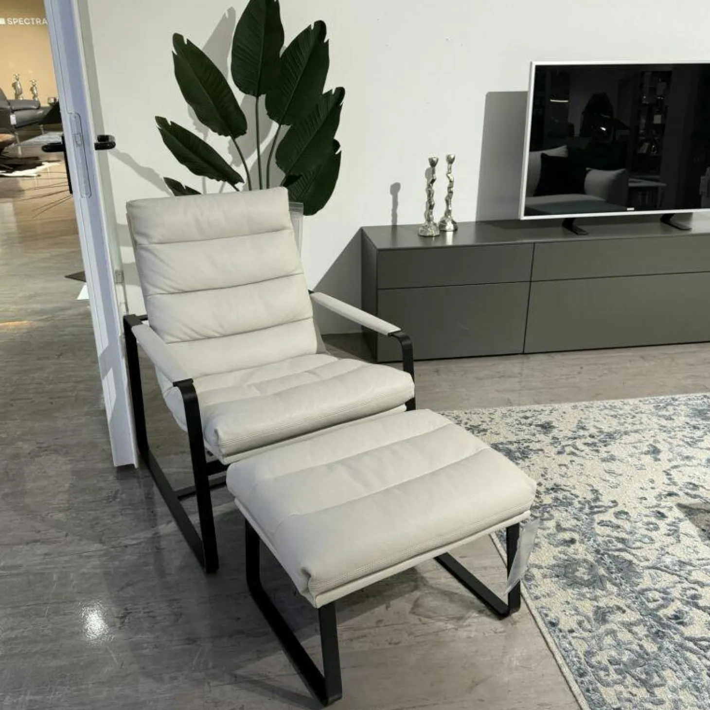 Sessel Indra Leder Senso 9050 Pampas Weiß Gestell Schwarz mit Hocker