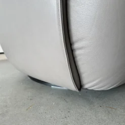 Sessel Ishino 195 10 Leder Elen 1406 Taupe Beige Drehteller Schwarz Matt Mit Kunststoffgleitern