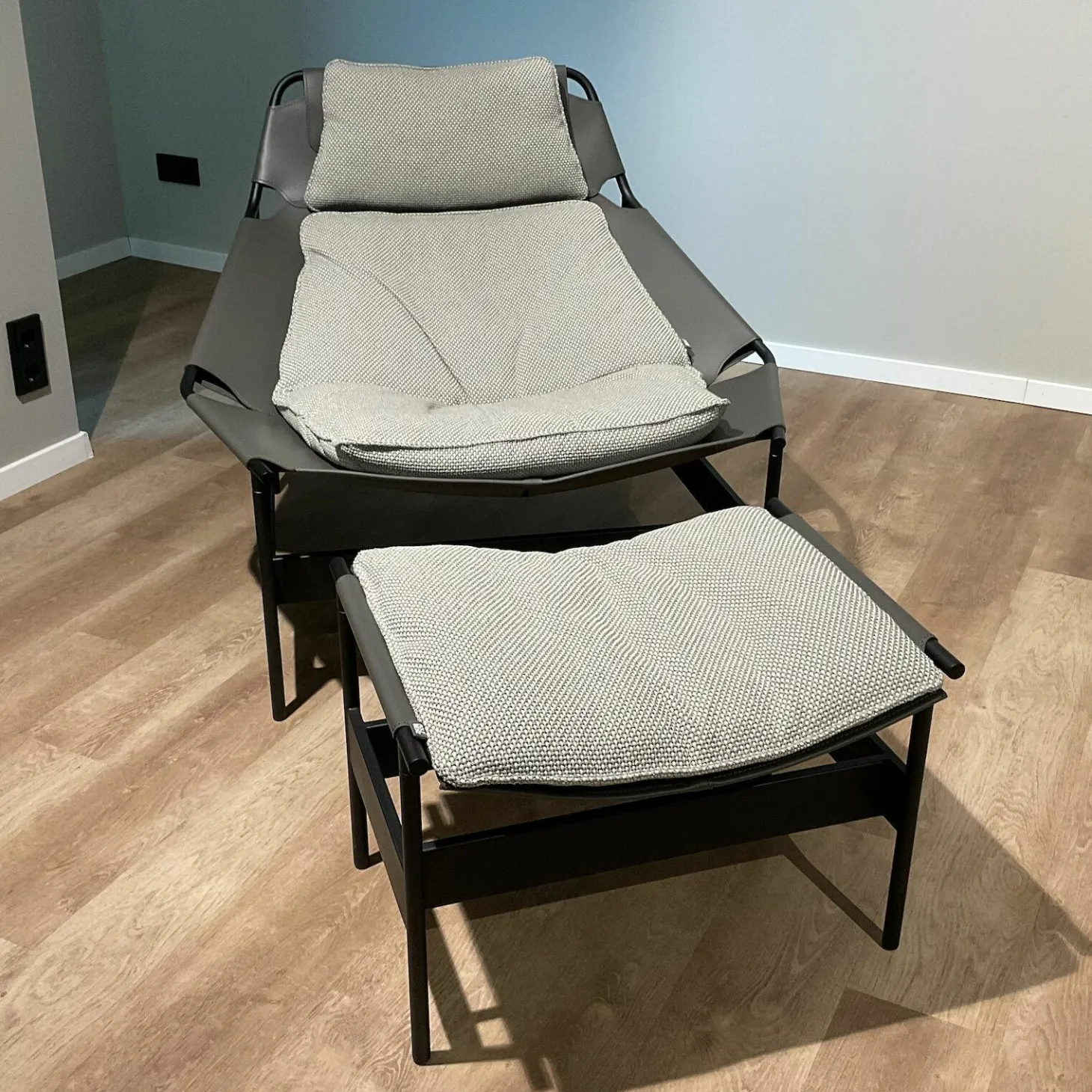 Sessel Jack 565 Rücken Kernleder 75 Anthrazit Sitz Stoff 24 511 Staubgrau Gestell Stahl Schwarz Inklusive Hocker