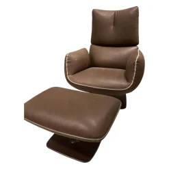 Sessel Jalis Leder 492 Dunkelbraun mit drehbarem Tellefuß und Hocker