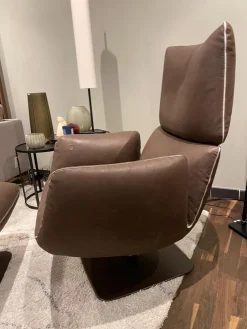 Sessel Jalis Leder 492 Dunkelbraun mit drehbarem Tellefuß und Hocker